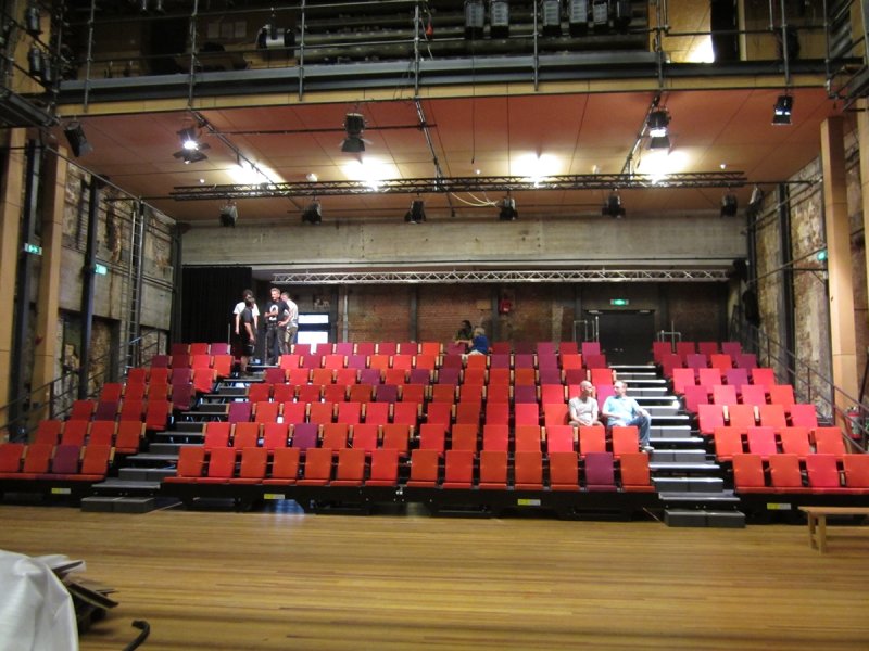 Mobiele telescopische tribunes in Grand Theatre Groningen. Vier delen gekoppeld en individueel te gebruiken in de zaal. 