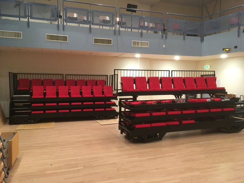 Verplaatsbare uitschuifbare tribunes met comfortabele zitjes in muziekzaal van Codarts Rotterdam.